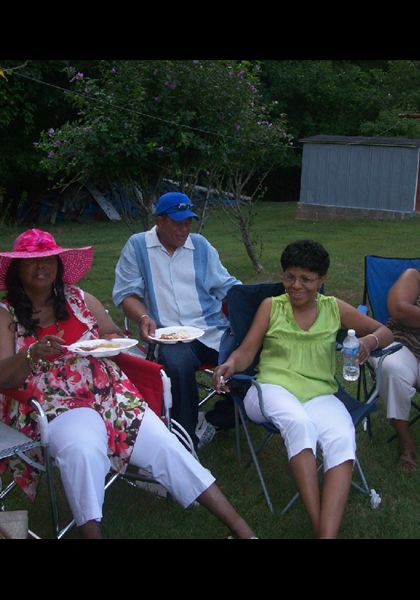 Loretta Claxton Jones, and husband Robert in from Durham, N.C, Thad's wife Naomi Roberts in from Md, Yvonne Smith Gray! Man it's hot out here!!