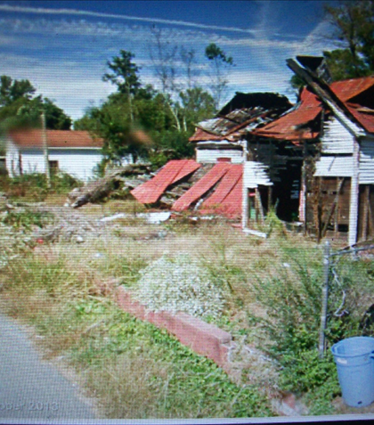 I wonder what happened to it? It looks like a fire, but it is the same house, the wall around it is red! I wonder what happened to it? It looks like a fire, but it is the same house, the wall around it is red!