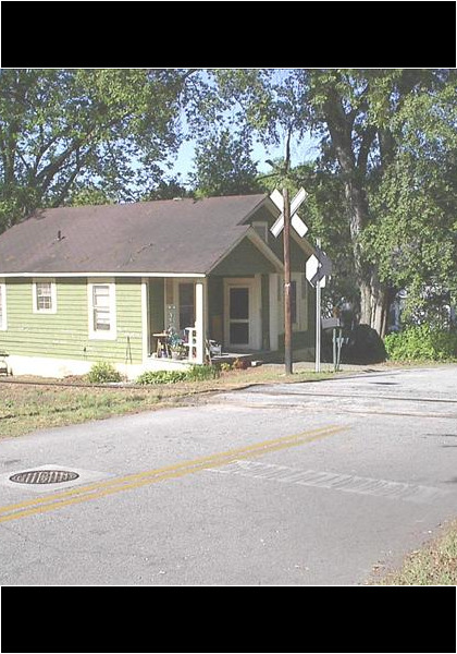 House used in the episodes "the littlest victim" & "my name is hank!" The house was yellow.