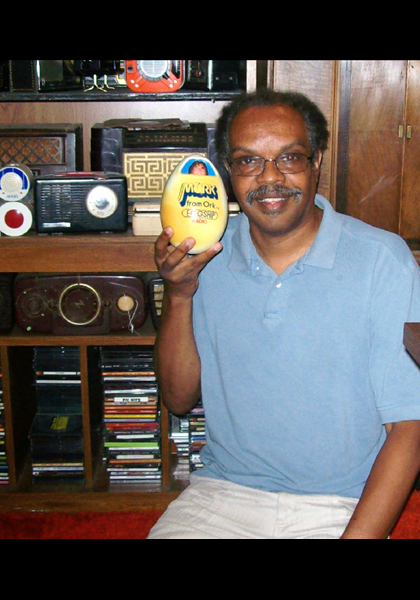 We all morn the August 2014 loss of Robin Williams! I happen to have in my radio collection the very rare Mork & Mindy egg radio!