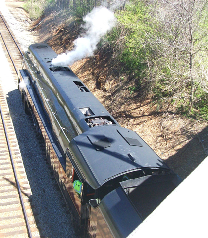 611, leaning over the 5th Street Bridge! 611, leaning over the 5th Street Bridge!