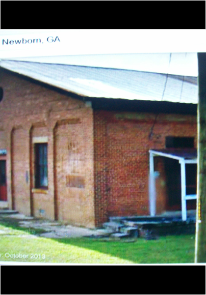 Here is the building, the railroad crossing has been abandoned! This building is located right down the road from Ed's Gas & Go in Newcomb, Ga. above!